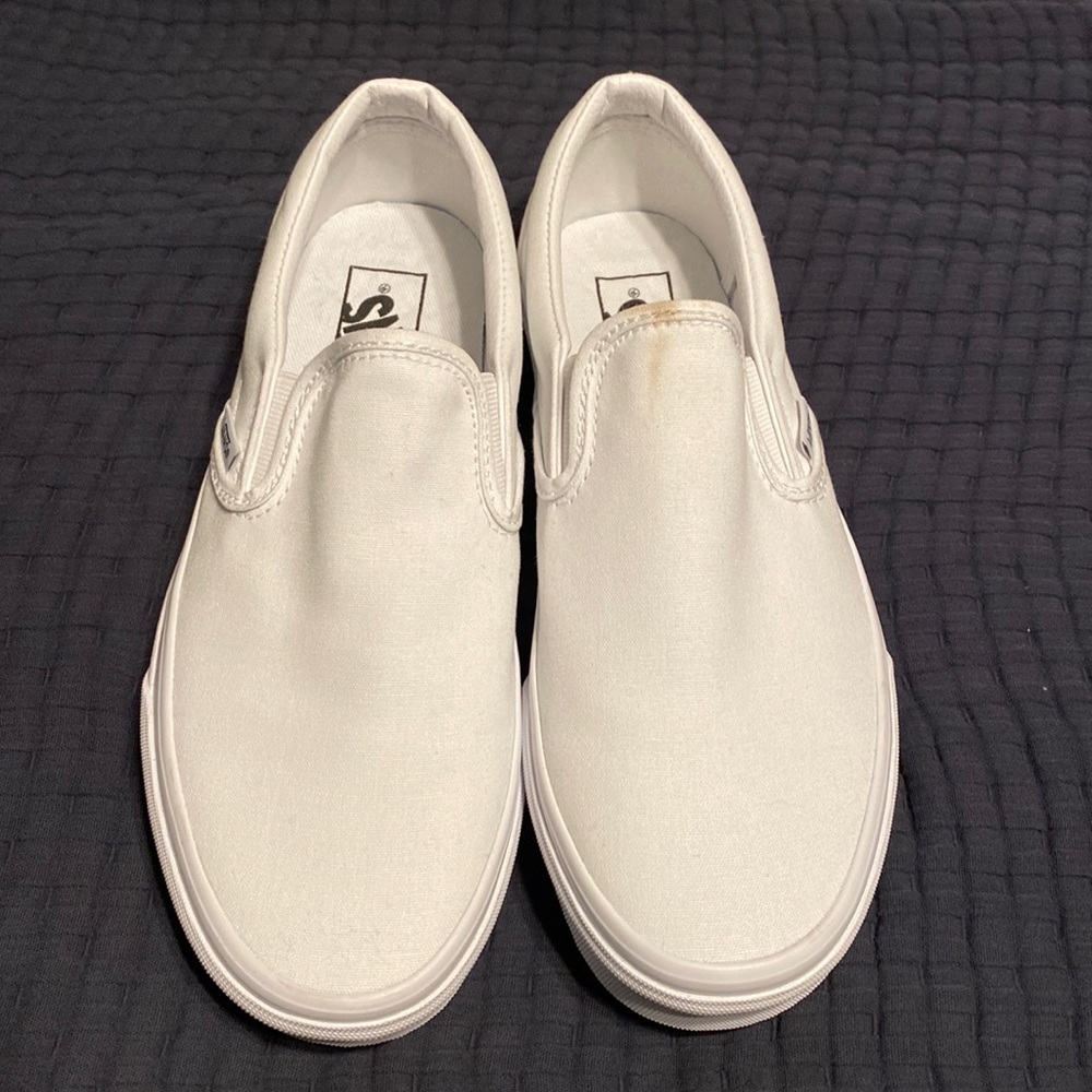 Unisex white Vanz slip on shoes. Size: M 7.5 W 9
